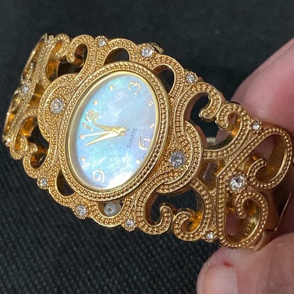 Vintage Accutime 2E12J Quartz Wrist Watch With Rhinestones shaped as a bangle - Picture 5 of 9